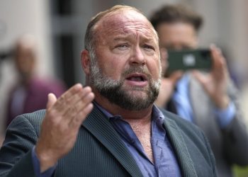 La publicación satírica “The Onion” adquirió Infowars de Alex Jones en una subasta