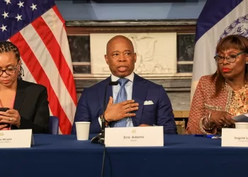 Nueva York envía miles de migrantes de regreso a Texas en avión y autobús