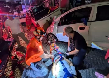 Auto sin frenos choca contra dos camionetas