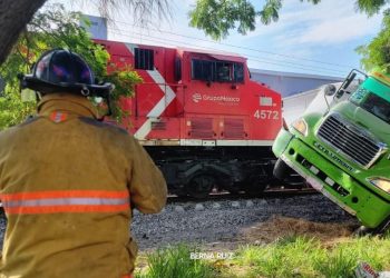 Tren colisiona con tráiler que intentó ganarle el paso