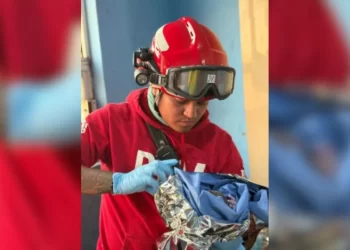 Mujer no alcanza a llegar al hospital, da a luz en calles del centro de Monterrey