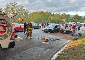 Monterrey: Auto cae de puente en avenida Constitución y afecta a dos vehículos