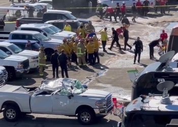 4 heridos y daños en autos tras accidente de avión durante carrera de arrancones en California