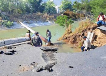 Fuga de agua causa socavón en Loma Alta