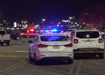 Persecución termina dentro de un centro comercial en Texas