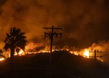 Malibú: El fuego crece durante la noche; celebridades huyen del Incendio