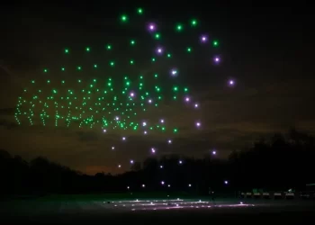 Drones caen del cielo durante espectáculo de luces en Orlando, dejando a un niño hospitalizado