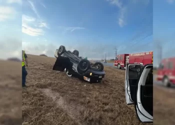 Camioneta vuelca en Monte Cristo Road