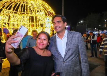 Reynosa enciende la magia de la Navidad en su plaza principal