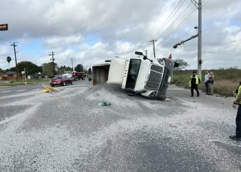Camión semirremolque cargado se vuelca en Brownsville