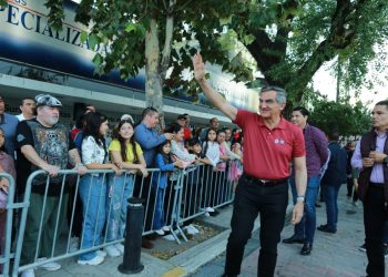 Encienden Américo y María monumental pino navideño