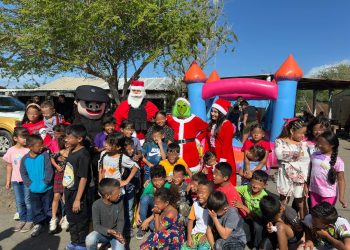 Guardia estatal celebra la navidad con menores de El Mezquital