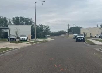 Choca contra poste y muere