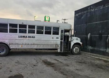 Camión de transporte público se estrella contra tienda de conveniencia