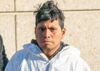 Hombre es acusado formalmente por quemar viva a una mujer en el metro de Nueva York