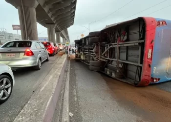 Vuelca camión urbano en Guadalupe, NL