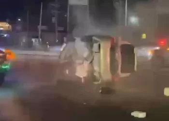 Volcadura interrumpe desfile navideño en Reynosa