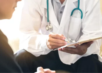 Estudios recientes revelan la razón por la que el riesgo de cáncer disminuye en la vejez