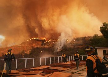 Texas enviará bomberos y recursos adicionales para ayudar a combatir los incendios forestales en California