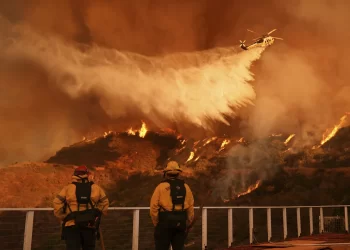 Fuertes vientos dificultan la lucha contra contra incendios en Los Ángeles