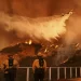 Fuertes vientos dificultan la lucha contra contra incendios en Los Ángeles
