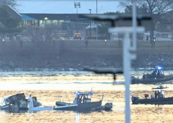 No se esperan sobrevivientes del choque entre helicóptero y avión comercial en Washington, dicen los bomberos