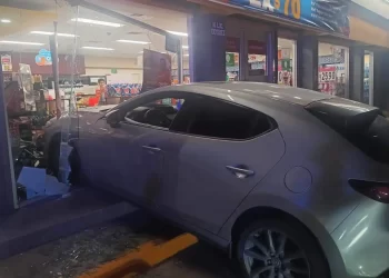 Creyó que era “Drive Thru”: Auto termina dentro de un Oxxo en Altamira