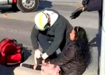 Mujer sufre fractura al caer en una alcantarilla