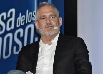 Estafan a Arath de la Torre por WhatsApp