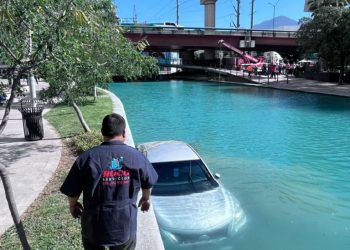Hombre de la tercera edad cae a canal Santa Lucía, en Monterrey