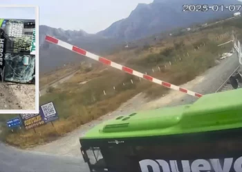 Tren se lleva camión en García, NL