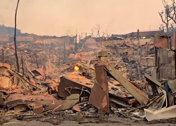 Vientos poderosos amenazan con revertir el avance en la lucha contra los incendios en Los Ángeles