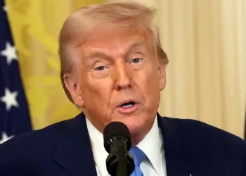 Trump: aranceles a México y Canadá “siguen adelante”