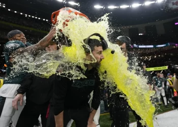 Eagles arrollan a los Chiefs