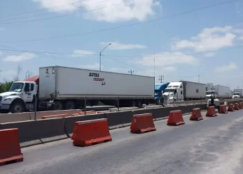 Cruces internacionales en Tamaulipas paralizados; largas filas en Reynosa