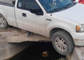 Camioneta casi cae al canal