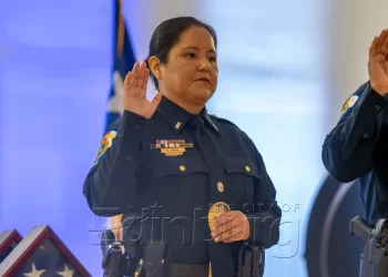 El Departamento de Policía de Edinburg reconoce a su primera teniente mujer