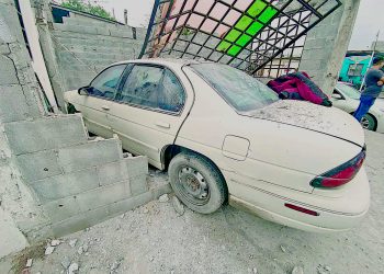 Se pasa el alto y se estampa en una casa