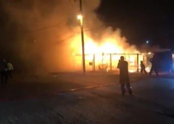 Incendio en casa abandonada alarma a vecinos