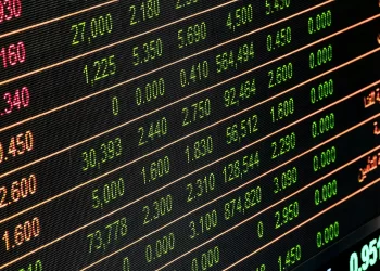 Acciones de EU caen ante escalada de guerra comercial y posible recesión mencionada por Trump 