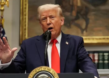 Peso y bolsas caen ante la entrada en vigor de aranceles de Trump