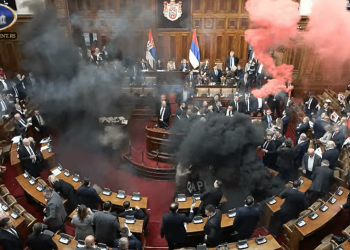 Caos en el Parlamento de Serbia