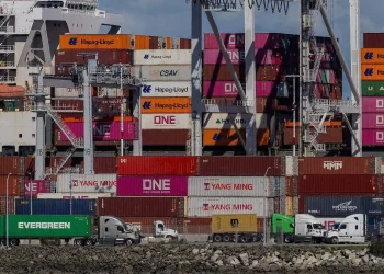 Trump amenaza con aranceles de 200% a bebidas alcohólicas de Francia y UE