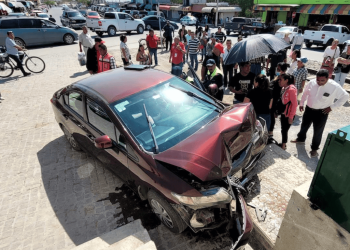 Automovilista choca contra base de concreto en pleno Centro