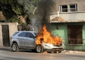 Camioneta se incendia en Nuevo Laredo; conductor logra escapar