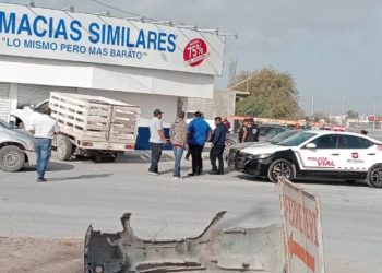 Camioneta choca contra farmacia en fraccionamiento Miravalle