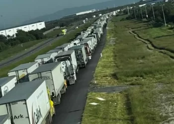 Tráfico colapsado en la Monterrey-Nuevo Laredo