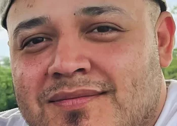 Un error administrativo lleva a la deportación ilegal de un residente a El Salvador