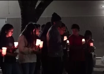 Joven entre la vida y la muerte tras accidente en motocicleta en Alamo
