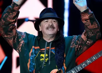 Carlos Santana es hospitalizado por deshidratación